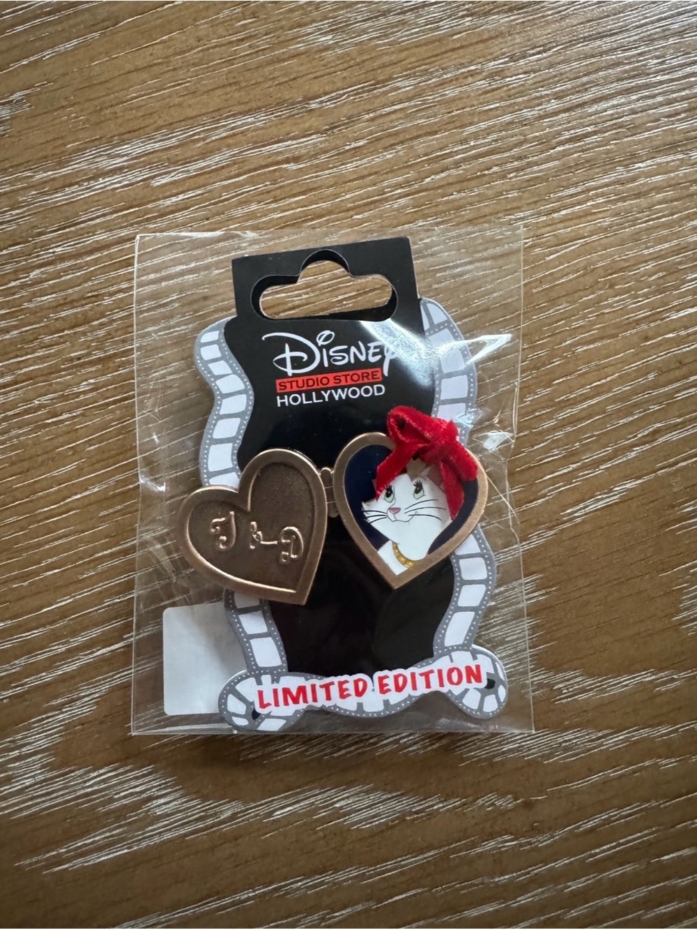 Disney DSSH DSF Valentine Hearts Love Lockets Aristocats Duchess LE 400 Pin